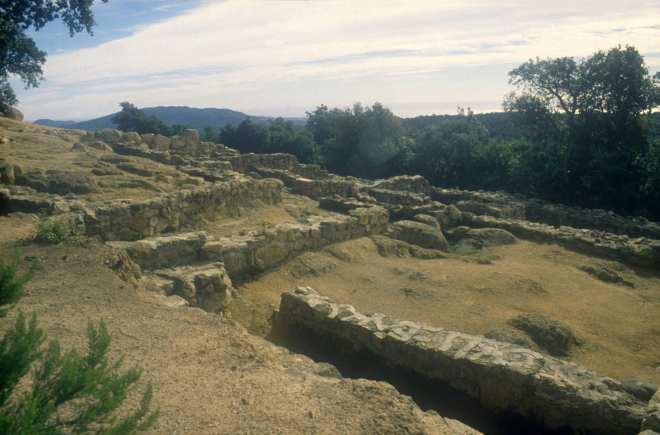 Vista de les excavacions arqueològiques que es porten a cap a Mont-Barbat per l'arqueòloga Maria del Vilar Vilà Bota.
