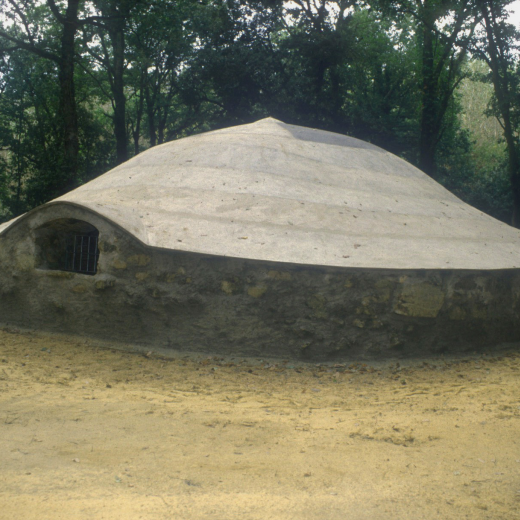 Vista de la part alta del Pou del Glaç de Buscastell, restaurat pel Taller d'Història.