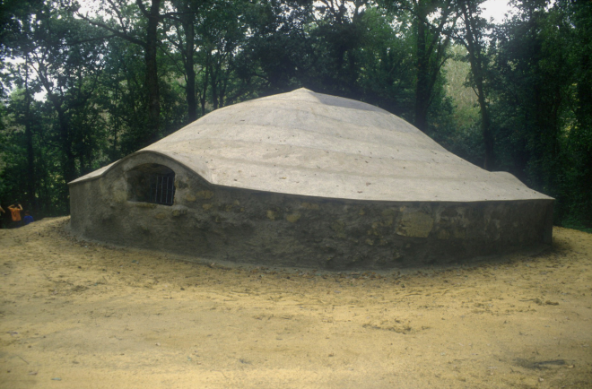 Vista de la part alta del Pou del Glaç de Buscastell, restaurat pel Taller d'Història.