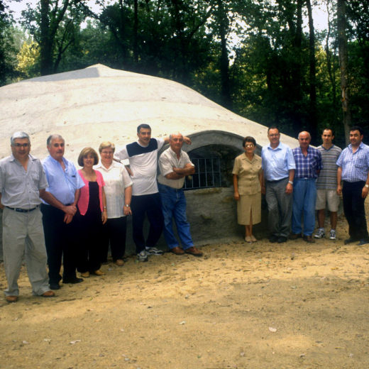Junta i col·laboradors al acabament de la restauració del Pou del Glaç de Buscastell. Esquerra a dreta Juli Campeny, Joaquim Roca, Àngela Artigas, Susanna Clarió, Lluís Planes i Joan Machado. L'altre costat de finestra Lluïsa Morales, Narcís Vilella, Ram