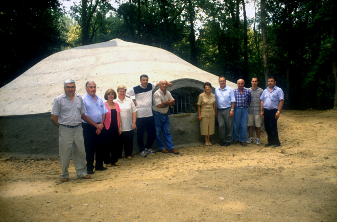 Junta i col·laboradors al acabament de la restauració del Pou del Glaç de Buscastell. Esquerra a dreta Juli Campeny, Joaquim Roca, Àngela Artigas, Susanna Clarió, Lluís Planes i Joan Machado. L'altre costat de finestra Lluïsa Morales, Narcís Vilella, Ram