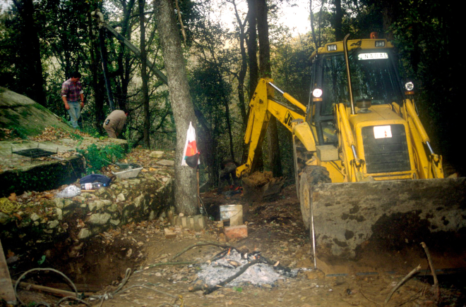 Moment de fer la rasa per encobrir el perímetre del pou del glaç.