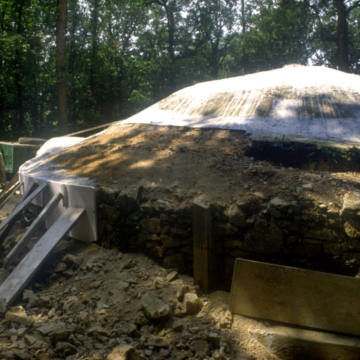 Restauració de la cúpula del pou del glaç.