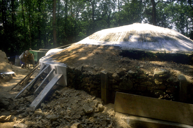 Restauració de la cúpula del pou del glaç.