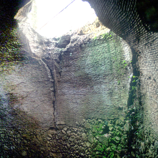 La part del pou del glaç trencada en el seu deteriorament i el tros de la cúpula trencada abans de la restauració.