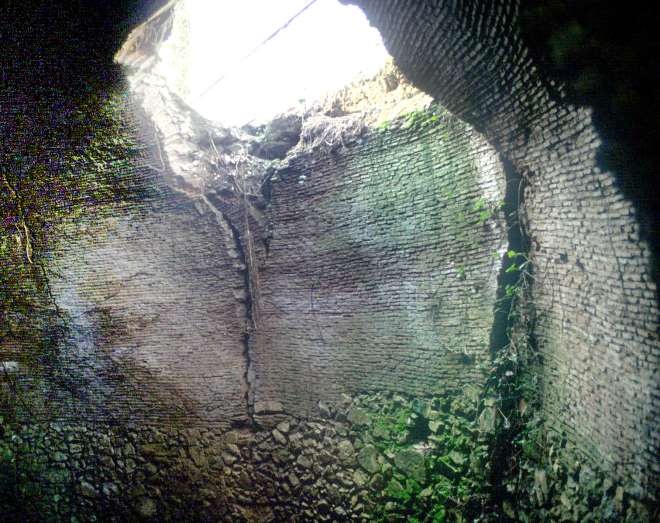 La part del pou del glaç trencada en el seu deteriorament i el tros de la cúpula trencada abans de la restauració.