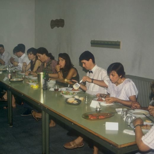 Sopar de l'escola de Maçanet en el sopar final de les excavacions de l'hort d'en Bach.