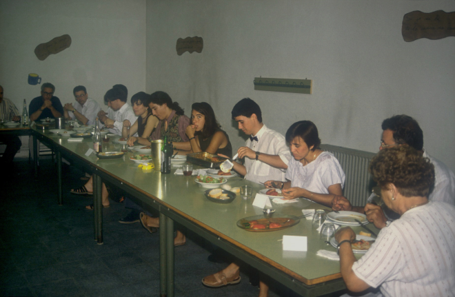 Sopar de l'escola de Maçanet en el sopar final de les excavacions de l'hort d'en Bach.