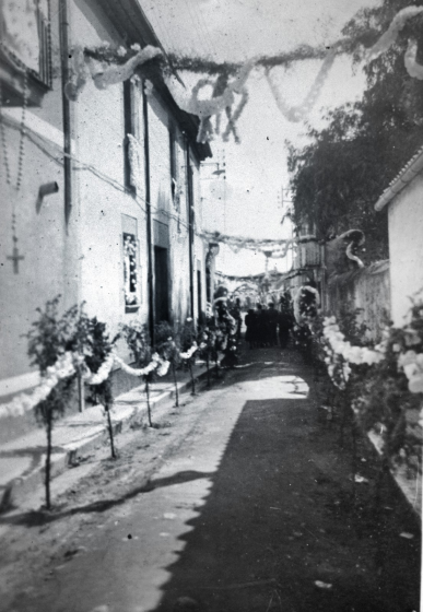 Vinguda de Nostra Sra de Fàtima l'abril de 1951.

Detall del carrer Dolors: Can Ruscalleda i Can Xico ros, avui (2002) Can Toni Molins.