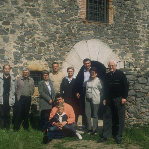 Junta del Taller d'Història a sant Jordi, esquerra dreta Josep Costa, Juli Campeny, Lluïsa Morales, Narcís Vilella, Susanna Clarió, Lluís Planes, Assumpció Artigas, Martí Tomàs i assegut Joan Romaguera amb el seu fill.