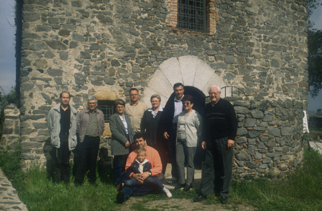 Junta del Taller d'Història a sant Jordi, esquerra dreta Josep Costa, Juli Campeny, Lluïsa Morales, Narcís Vilella, Susanna Clarió, Lluís Planes, Assumpció Artigas, Martí Tomàs i assegut Joan Romaguera amb el seu fill.