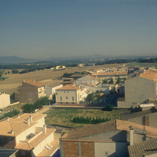 Vista parcial de Maçanet amb l'avinguda de Sant Llorenç i la masia Can Garriga al fons.
