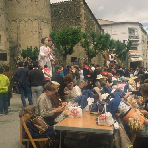 Aspecte de la plaça de l'església al dia de la fira artesanal del Roser.