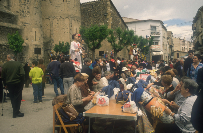 Aspecte de la plaça de l'església al dia de la fira artesanal del Roser.
