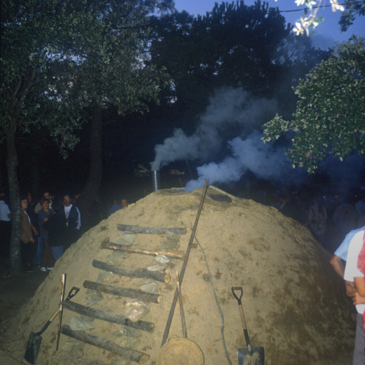 Detall d'una carbonera artesana, tal com es feia al carbó de llenya al mateix bosc, anys enrera.