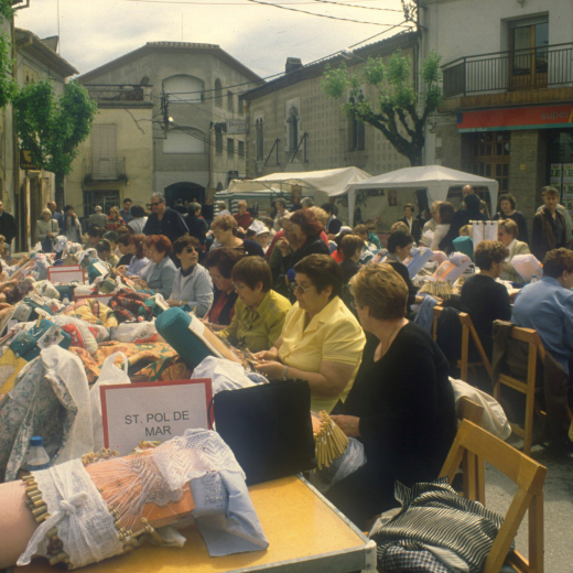 Trobada de puntaires a la fira artesanal del Roser.