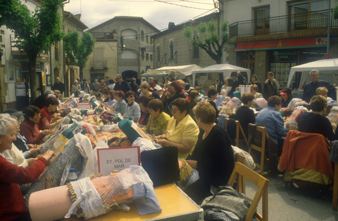 Trobada de puntaires a la fira artesanal del Roser.