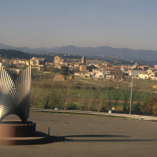 Vista de Maçanet des de l'àrea de serveis de l'autopista.