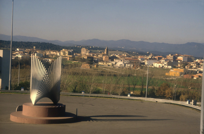 Vista de Maçanet des de l'àrea de serveis de l'autopista.