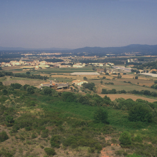 Vista panoràmica de Maçanet i al fons, també Vidreres, des del turó de can Figueres.