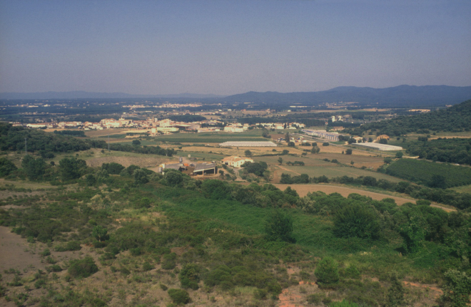Vista panoràmica de Maçanet i al fons, també Vidreres, des del turó de can Figueres.