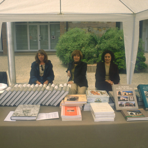 Parada del Taller d'Història a la fira artesanal del Roser.A la foto la Glòria, Mª Àngels i Carme.