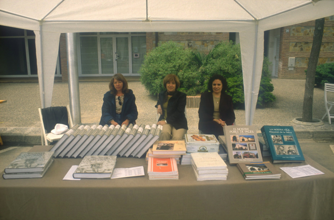 Parada del Taller d'Història a la fira artesanal del Roser.A la foto la Glòria, Mª Àngels i Carme.