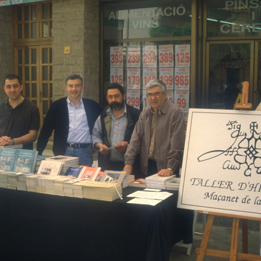 Parada de llibres del Taller d'Història a la fira artesanal del Roser.Joan Romaguera, Lluís Planas, Paco Nieto i Juli Campeny.
