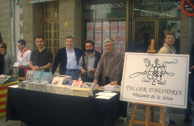 Parada de llibres del Taller d'Història a la fira artesanal del Roser.Joan Romaguera, Lluís Planas, Paco Nieto i Juli Campeny.