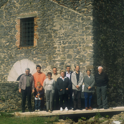 Part de la junta del Taller d'Història a la capella de Sant Jordi.Juli Campeny, Joan Romaguera amb el seu fill, Assumpció Artigas, Narcís Vilella, Susanna Clarió, Lluís Planas, Josep Costa, Maria Soler i Martí Tomàs.