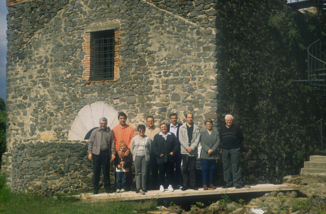 Part de la junta del Taller d'Història a la capella de Sant Jordi.Juli Campeny, Joan Romaguera amb el seu fill, Assumpció Artigas, Narcís Vilella, Susanna Clarió, Lluís Planas, Josep Costa, Maria Soler i Martí Tomàs.