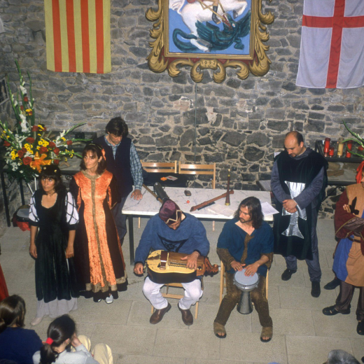 Concert de música medieval a l'interior de l'ermita del castell de Torcafelló, per el grup Crisol organitzat per el Taller d'Història.
