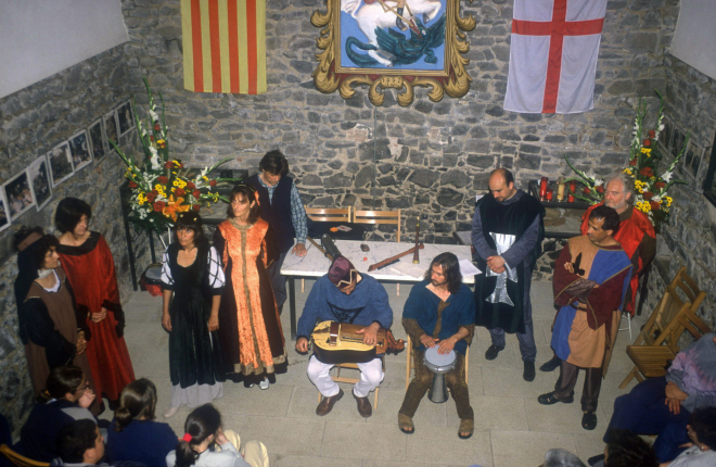 Concert de música medieval a l'interior de l'ermita del castell de Torcafelló, per el grup Crisol organitzat per el Taller d'Història.