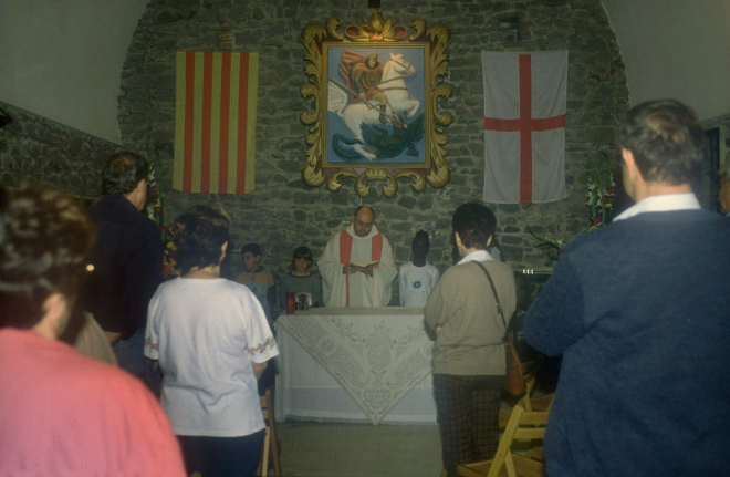 Detall de la Missa de l'aplec de Sant Jordi a la capella del castell de Torcafelló, oficiada pel rector Josep Puig.