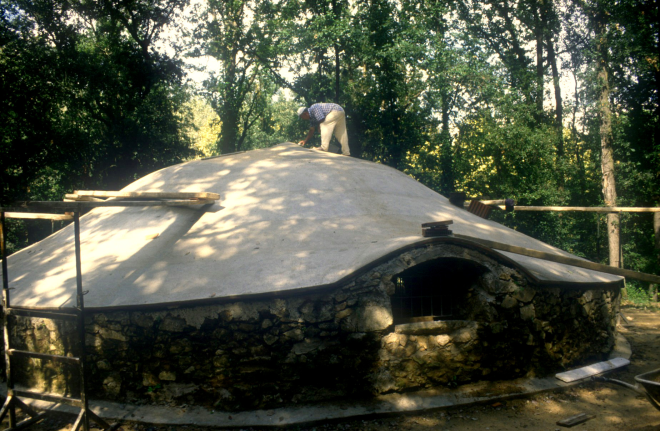 Treballs de restauració del pou del glaç de Buscastell.