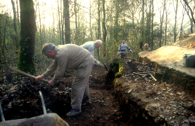 Treballs de restauració del pou del glaç de Buscastell. A la foto Quim Roca, Martí Tomàs, Xavi Verges i Ramon Rieradevall. 