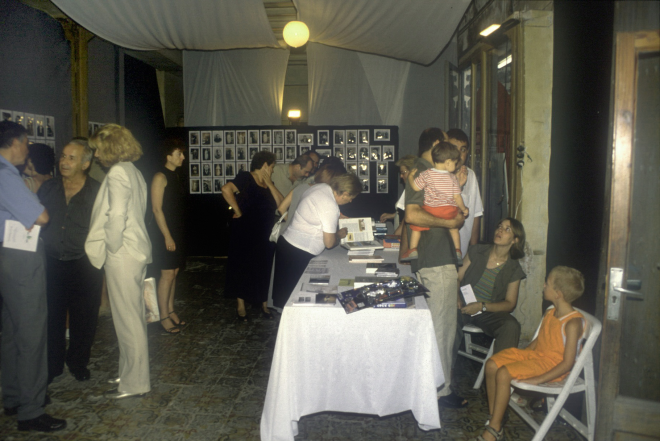 Detall de l'exposició de fotografies que cada any presentava el Taller d'Història l'antiga Cal Ubà, abans de la reforma d'aquesta casa.