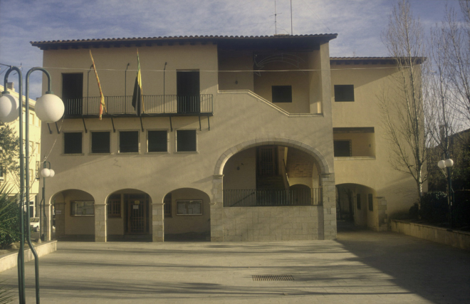 Detall de la façana principal de l'edifici de l'ajuntament.