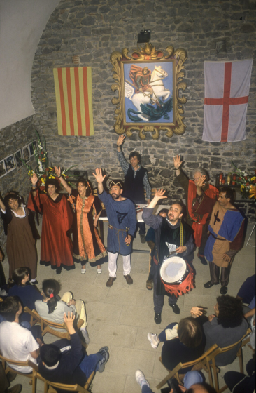 Detall de la capella de Sant Jordi durant un concert de música medieval.