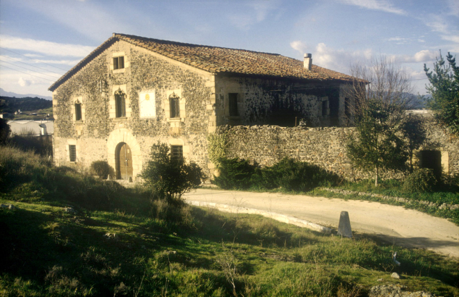 Vista de la masia Can Roura, una de les més antigues de Maçanet.