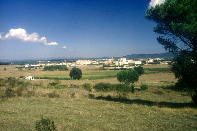 Vista del poble de Maçanet els anys 90 abans del gran creixement urbanístic.