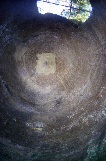 Vista de la cúpula del pou de glaç de Buscastell vista des de l'interior del pou.