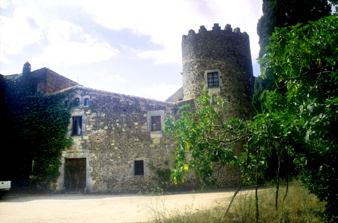 Vista de la façana principal de la Torre de Cartellà.