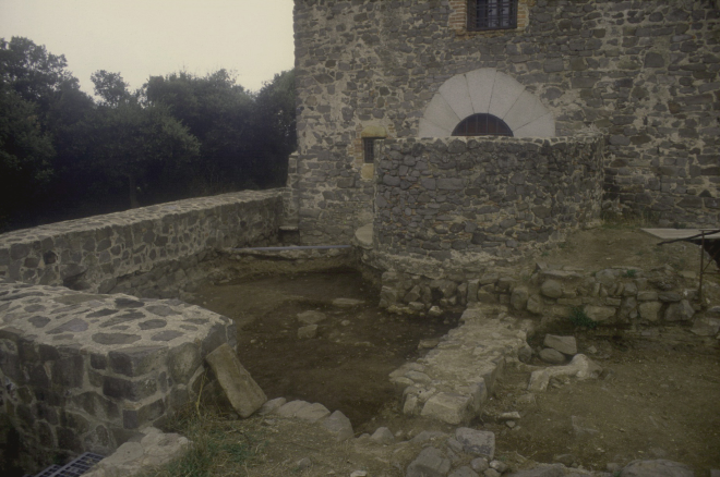 Les excavacions a les restes del castell de Torcafelló al turó de Sant Jordi.