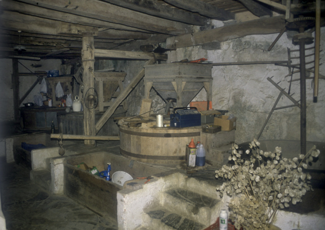 Detall de l'interior de l'antic Molí de la Rupit. Durant els anys de la guerra civil i en als primers anys de la postguerra franquista, aquest molí funcionava de manera 