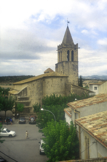 Vista de la plaça de l'església, abans de la remodelació que es portà a cap l'any 2003.
