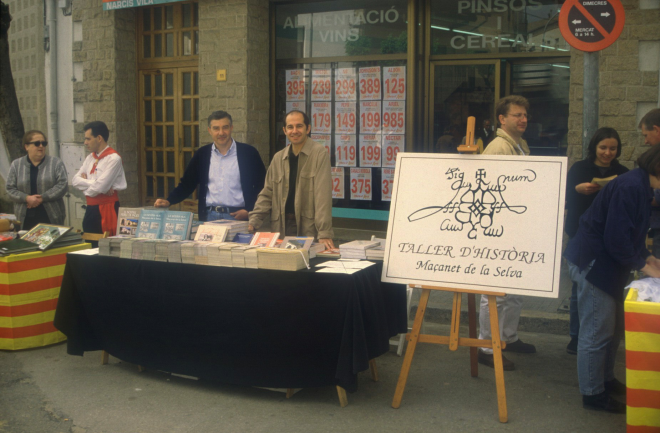 Fira artesanal del Roser de Maçanet. El Taller d'Història també hi participa amb una parada de llibres. En la foto en Lluís Planas i en Josep Costa, membres de la junta directiva.