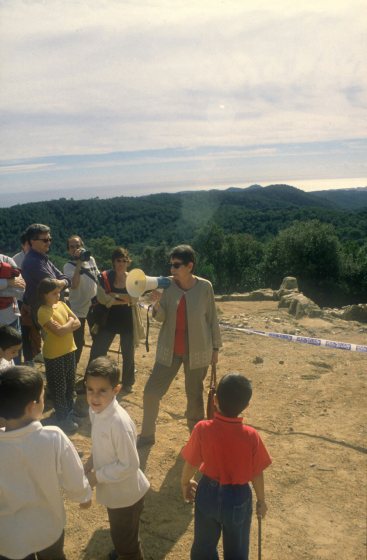 La professora Mª del Vilar Vilà, donant unes explicacions en les excavacions del poblat ibèric de Mont-Barbat.