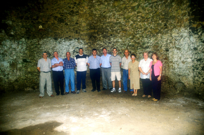 Gent de la junta i col·laboradors del Taller d'Història, dintre del pou del glaç de Buscastell ja rehabilitat.