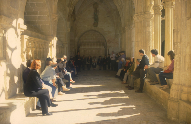 Detall del monestir de Santes Creus en una excursió del Taller d'Història.